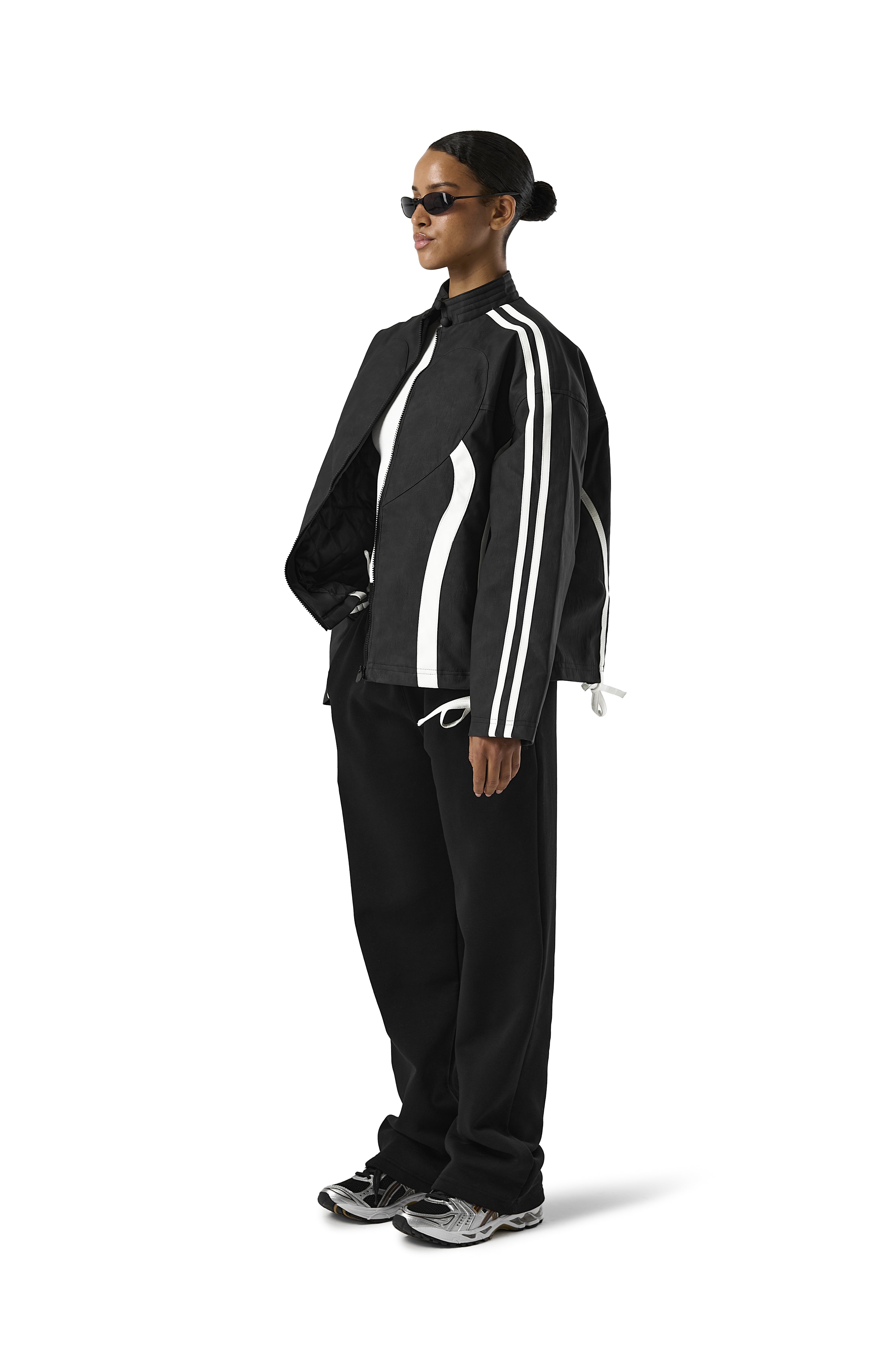 Model Flora is 5'8" and wears size S.